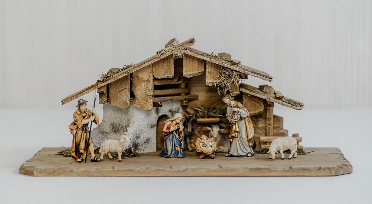 Mach deinen Holzkrippenstall zum Mittelpunkt deines Weihnachtsfestes