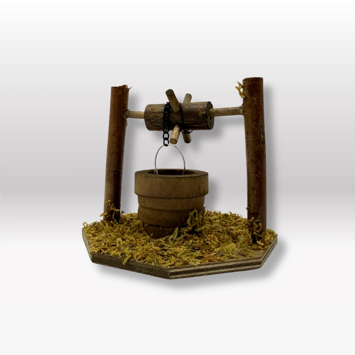 Holzbrunnen mit Zahnrad und Kupfereimer